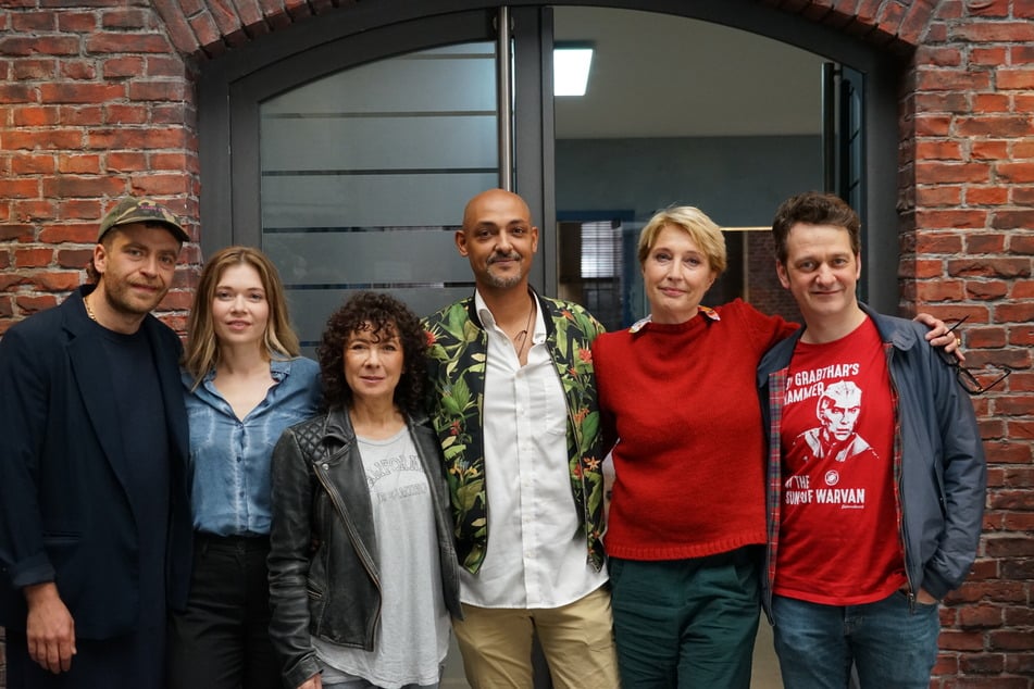 Der Cast von "Ein Stück Großstadtrevier": Enrique Fiß (v.l.n.r), Farina Flebbe, Maria Ketikidou, Patrick Abozen, Saskia Fischer und Sven Fricke. Bis auf Flebbe gehören alle aktuell auch zum Hauptcast der Kult-Serie "Großstadtrevier".