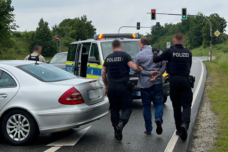 Fünf kaputte Autos, zwei Verletzte: Folgenschwere Alkohol-Tour von Benz-Fahrer