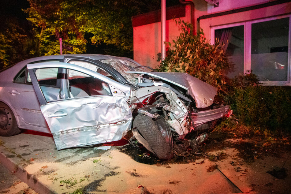Der Renault-Fahrer verlor die Kontrolle und krachte in das Wohnhaus.