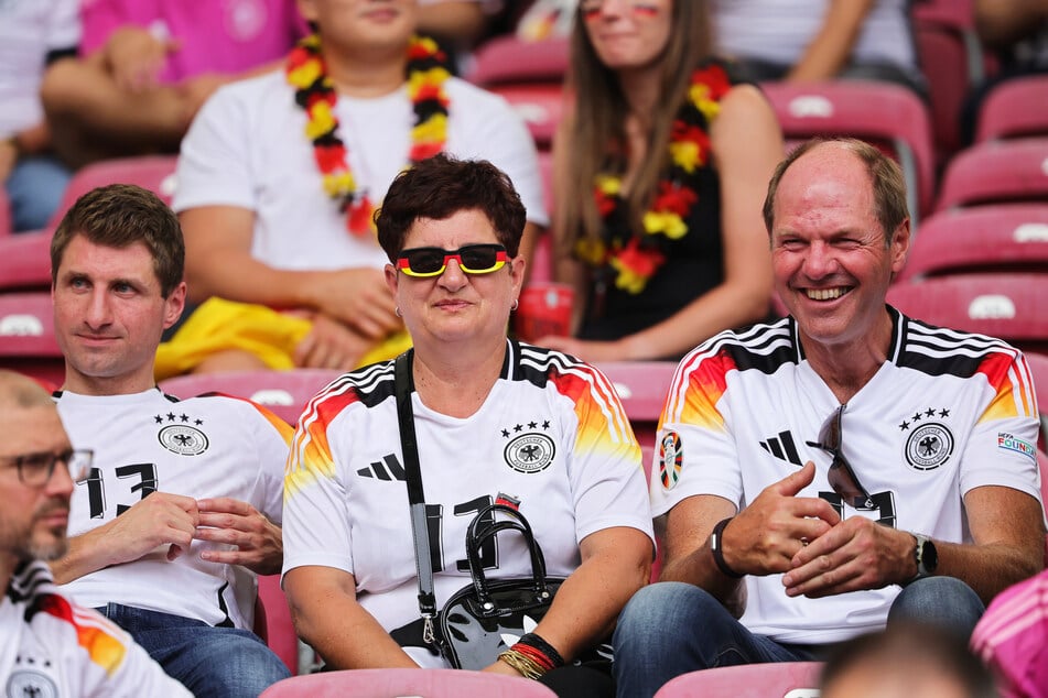 Sie freuen sich auf seinen Besuch: Klaudia Müller (M.) und Gerhard Müller (r.), Eltern von Deutschlands Spieler Thomas Müller, sowie Simon Müller (l.), Bruder von Thomas.