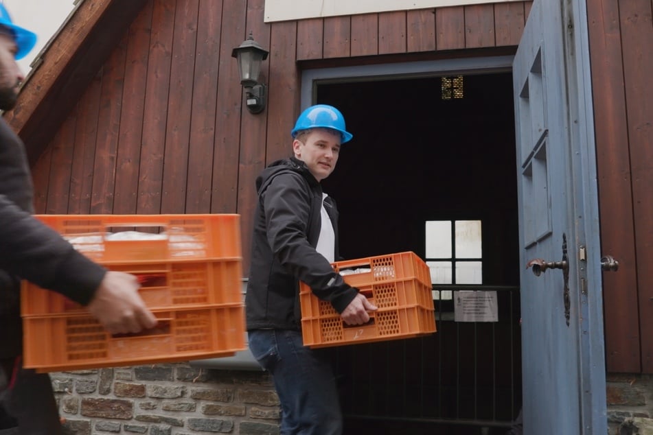 Die erste Charge Göschnerstollen wird eingelagert.