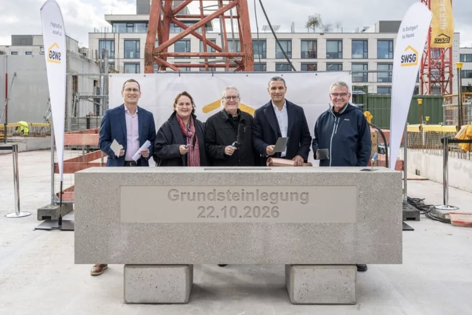 Andy Vonderlind (v.l.), Theresa Schopper, Peter Pätzold, Samir M. Sidgi und Bernd-Marcel Löffler legen gemeinsam den Grundstein für das neue Quartier.