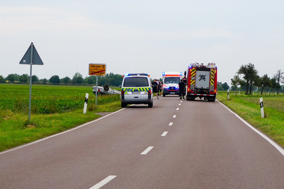 Einsatzkräfte bargen den Fahrer aus seinem Unfallwrack.