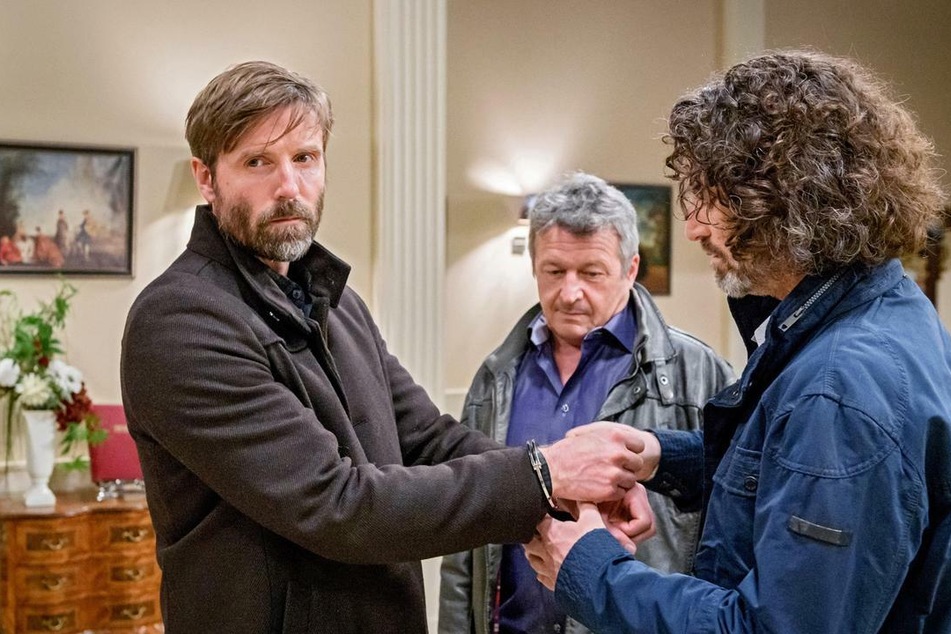 Cornelius (l., Christoph Mory) stellt sich der Polizei.