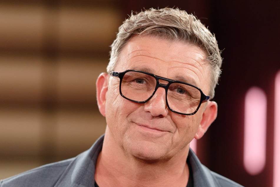 "Bergdoktor"-Star Hans Sigl (56) durfte beim Duell an der Seite von Andrea Kiewel als Schiedsrichter ran.