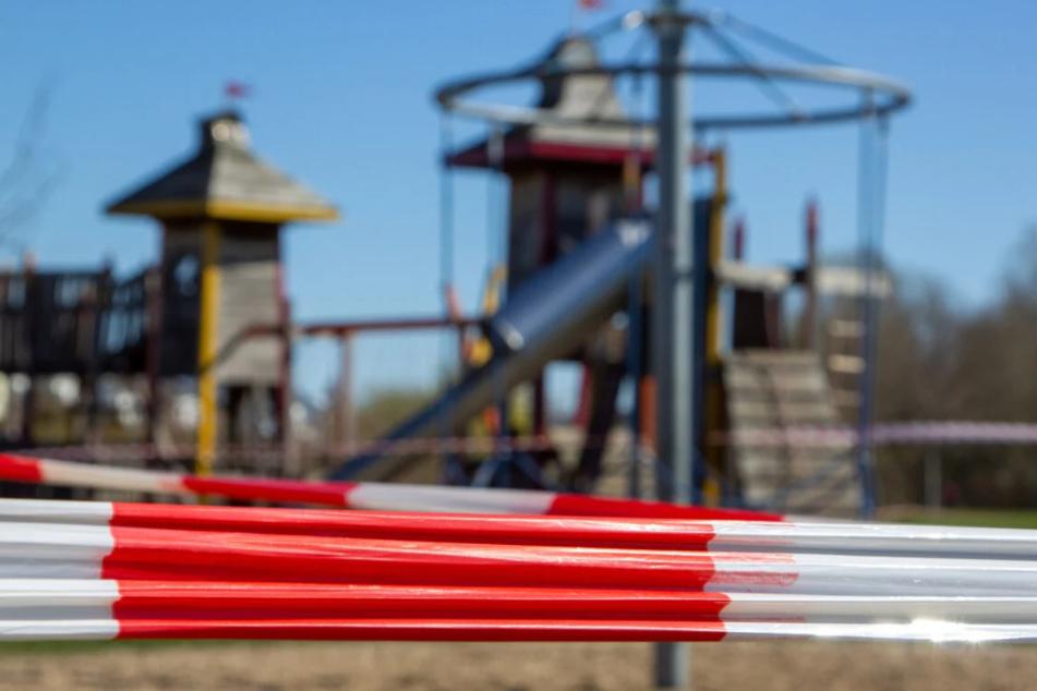 Der Tote lag auf einem Spielplatz. (Symbolbild)
