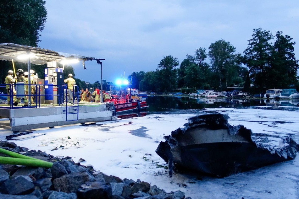 Ein Sportboot ist in Berlin-Köpenick abgebrannt.