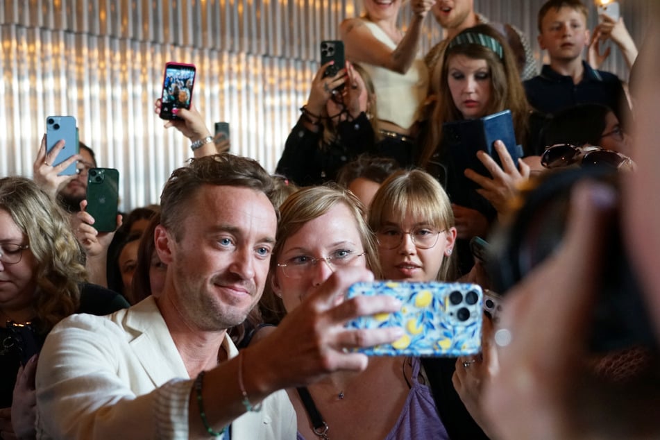 Horas antes del evento, los fanáticos ya estaban frente al teatro, con la esperanza de obtener un selfie o un autógrafo con la estrella de "Harry Potter". Y no se llevaron una decepción: después de que Tom Felton (37) caminara por la alfombra púrpura, regresó sigilosamente para cumplir los deseos de sus fans expectantes.
