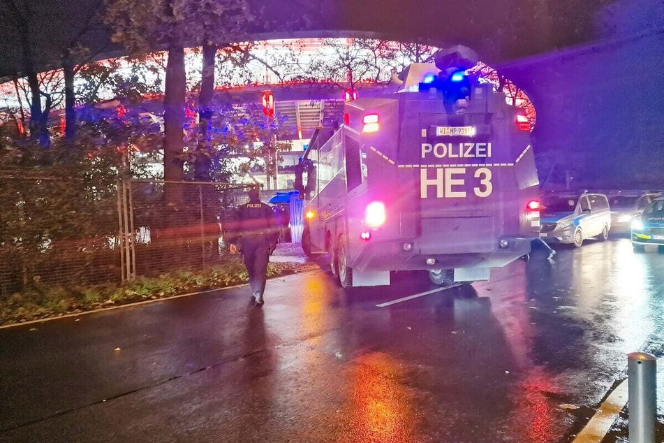 Während der gewalttätigen Auseinandersetzungen zwischen Polizei und Frankfurt-Anhängern kam auch ein Wasserwerfer zum Einsatz.