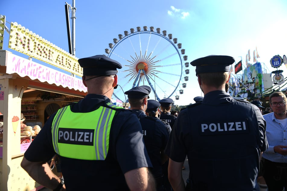 Die Polizei ermittelt nach einer mutmaßlichen Brandstiftung gegen einen jungen Wiesn-Besucher. (Symbolbild)