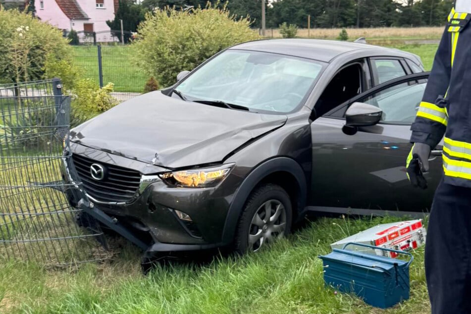 An diesem Zaun kam der Mazda offenbar zum Stehen.