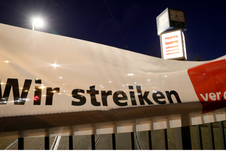 Beschäftigte der Verkehrsbetriebe in Karlsruhe und in Baden-Baden streiken. (Symbolbild)