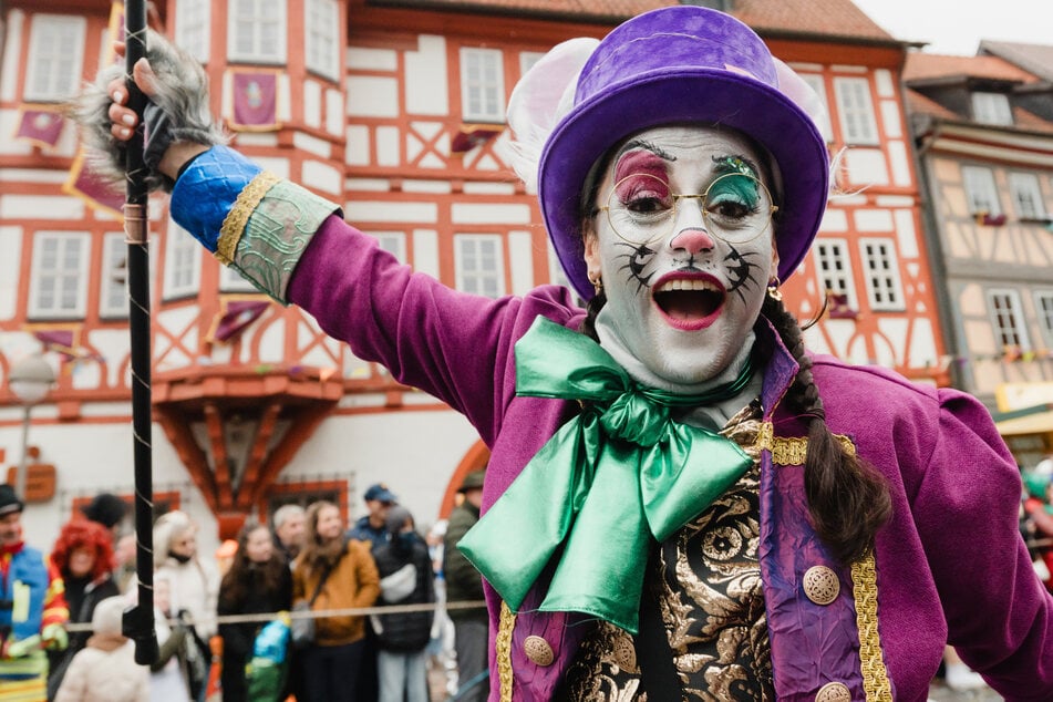 Narren ziehen beim Karnevalsumzug zum 490. Wasunger Karneval unter dem Motto "One ons läufd gor näesd" durch die Straßen.