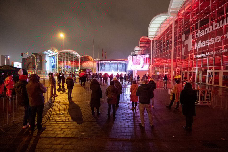 Teilnehmer bei einer Protest-Veranstaltung zum Dauer-Lockdown im März in Hamburg. Eine für Sonntag in Düsseldorf geplante Demo gegen den Lockdown ist von den Veranstaltern abgesagt worden.