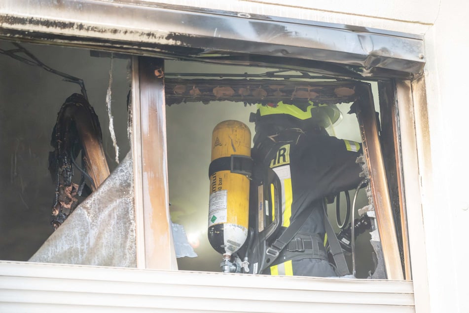 Unter Atemschutz verschafften sich die Einsatzkräfte Zugang zum brennenden Haus.