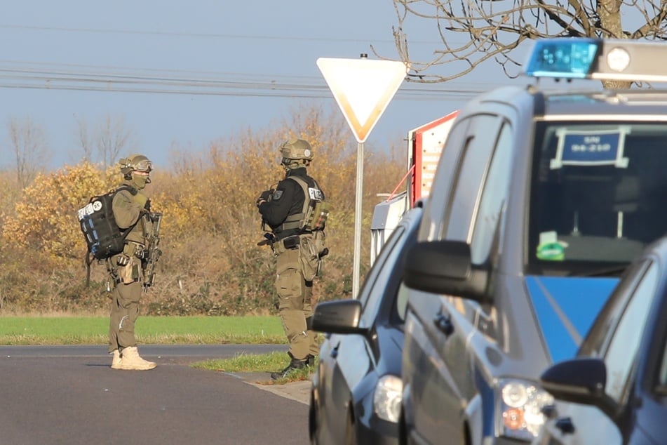 Beamte eines Spezialeinsatzkommandos waren am Mittwoch in Delitzsch vor Ort.