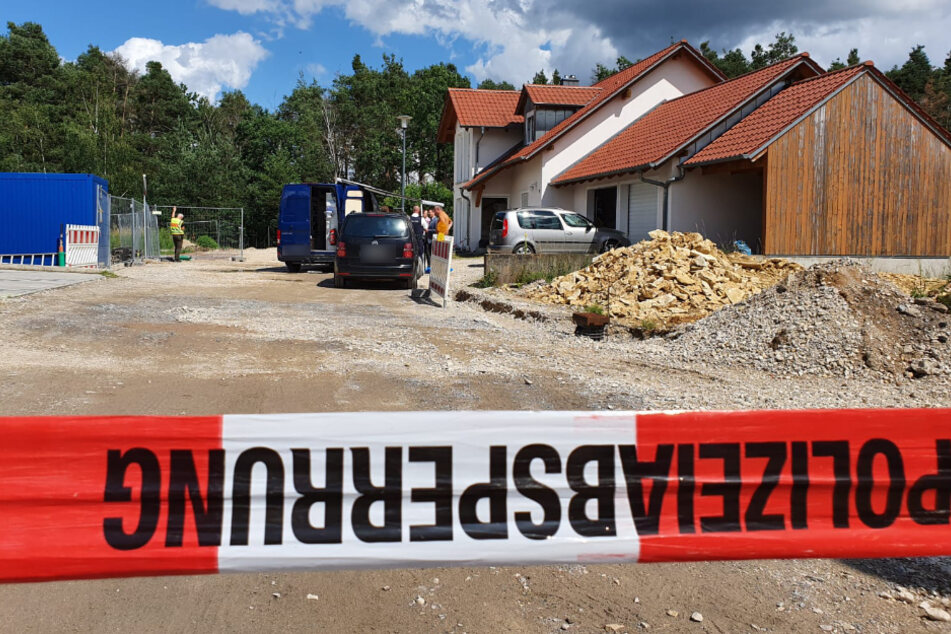 Die Spurensicherung sichert vor Ort Hinweise.