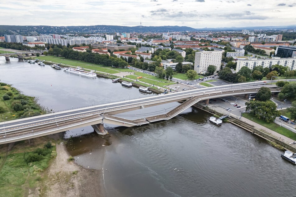 Bilder aus der Luft sollen Klarheit bringen oder wenigstens mit dazu beitragen, das Einsturzrätsel rund um die Carolabrücke zu lösen.