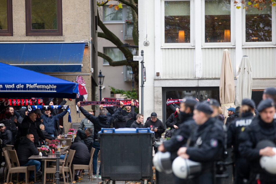 In der Kölner Altstadt stimmten sich Fans des OGC Nizza unter ständiger Beobachtungen durch die Polizei auf die Partie am Abend ein.