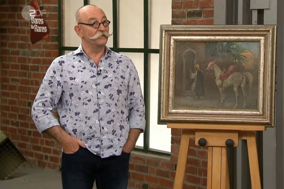 Moderator Horst Lichter (64) kann nicht fassen, was sich im Händlerraum abspielt.