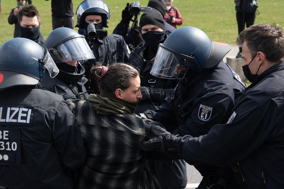 Polizeibeamte führen im Regierungsviertel einen Demonstranten ab, der gegen die Verschärfung des Infektionsschutzgesetzes protestierte.