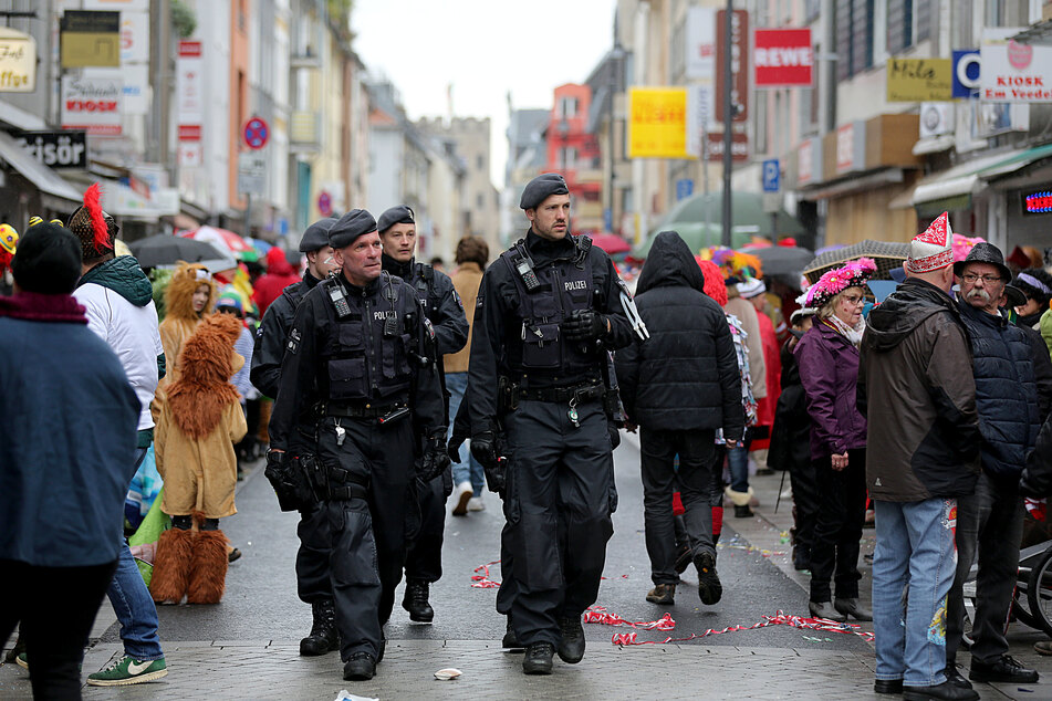 Die Polizei ist mit Hunderten Einsatzkräften unterwegs, um für die Sicherheit der Feiernden zu sorgen.(Archivfoto)