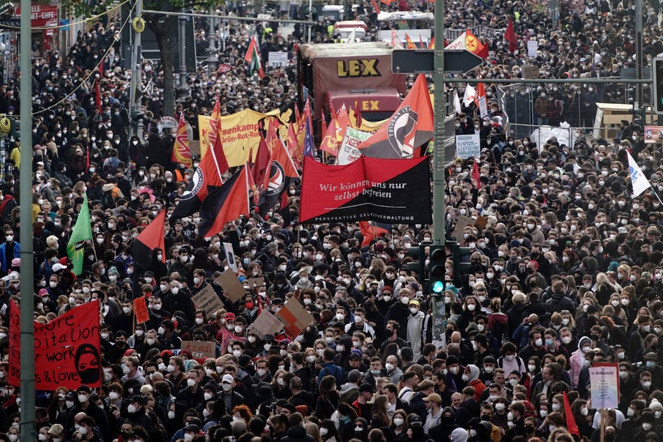 Berlin: Teilnehmer gehen beim Demonstrationszug linker und linksradikaler Gruppen unter dem Motto "Demonstration zum revolutionären 1. Mai" durch die Stadt.