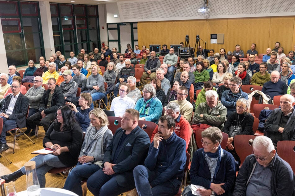 Zur Einwohnerversammlung war die Weixdorfer Mehrzweckhalle rappelvoll.