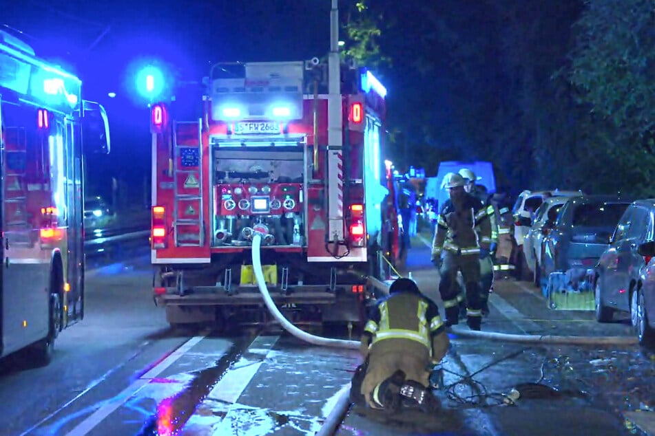 Die Feuerwehr rückte mit elf Fahrzeugen und 30 Kräften an.