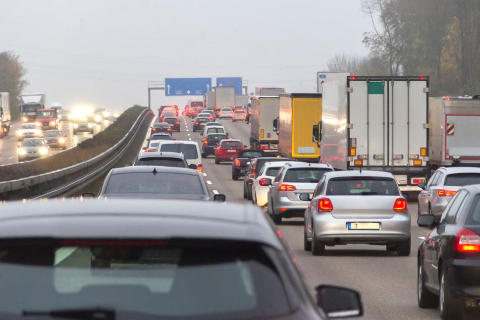 Unfall A66: Brennender Lkw legt Autobahn lahm: Im Mega-Stau kommt es zu dramatischem Happy End