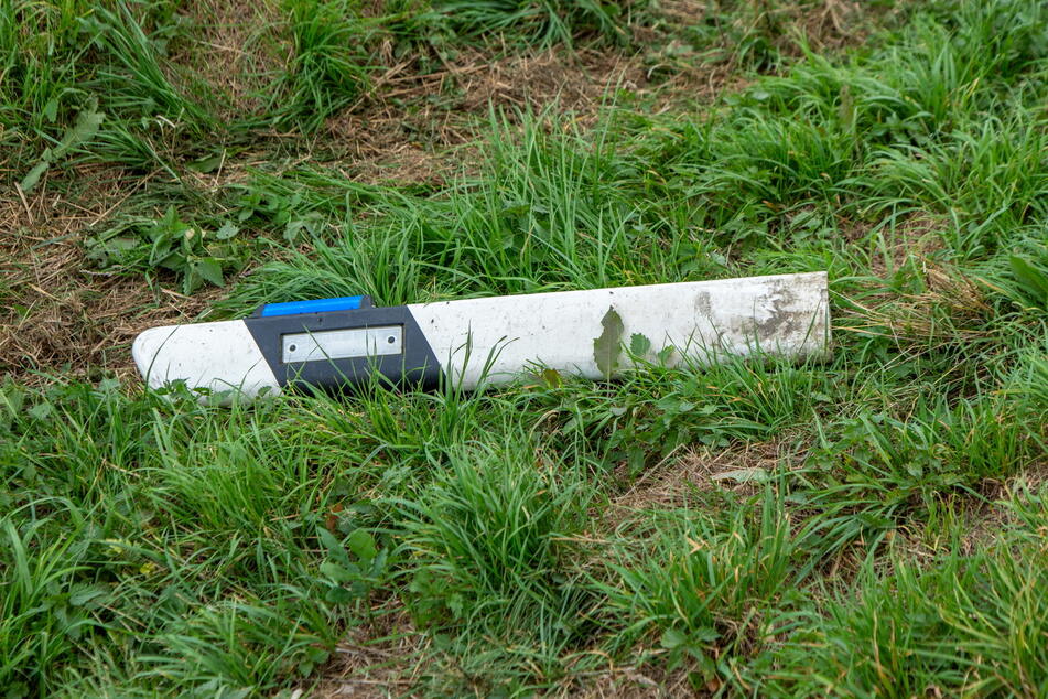 22 Leitpfosten wurden an der B180 herausgerissen. (Symbolbild)