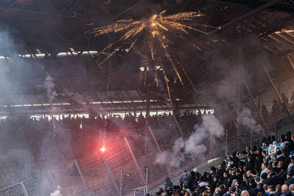 Rostocker "Fans" beschossen die Anhänger von Dynamo Dresden ungehindert mit Pyrotechnik.