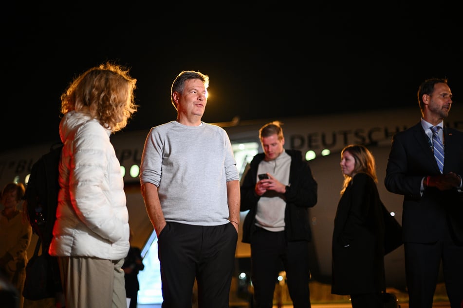 Vizekanzler Robert Habeck (55, Grüne) sitzt wegen einer Flugzeug-Panne in Portugal fest.