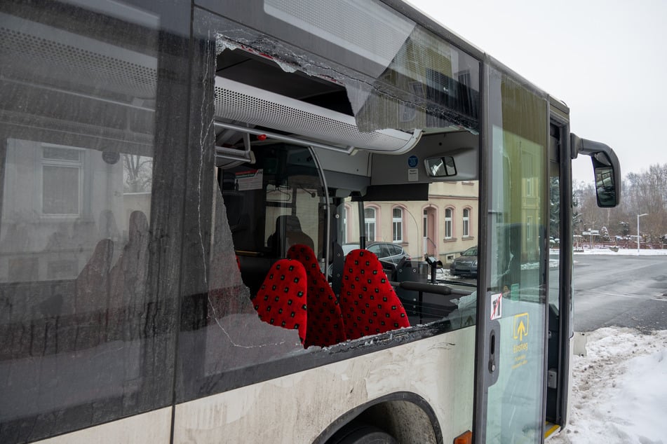 Durch den Zusammenstoß ging die Scheibe des Busses zu Bruch.
