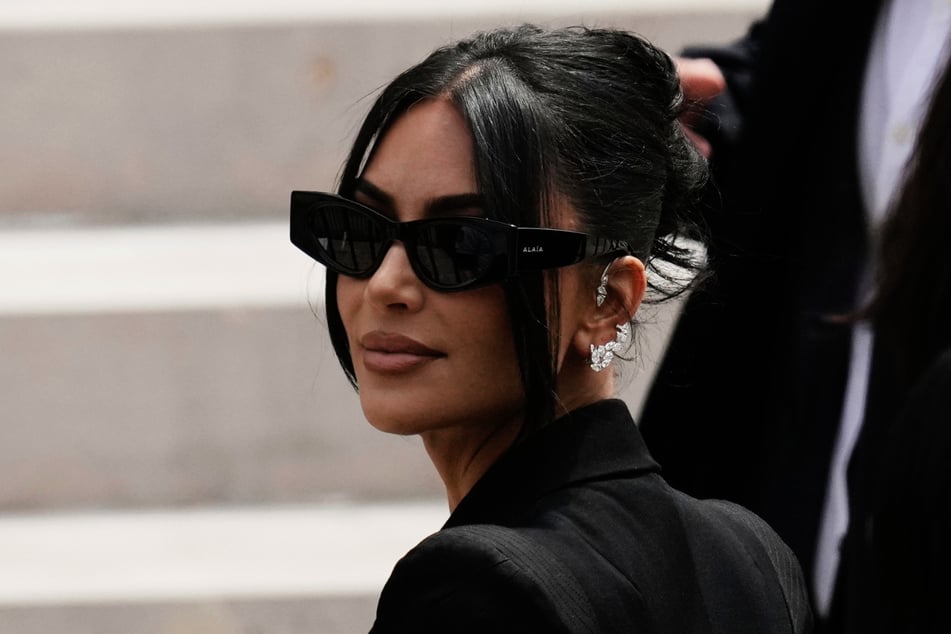Kim Kardashian (44) machte vor wenigen Tagen Urlaub mit ihrer Tochter - dabei wurde das Fingerpiercing gesichtet.