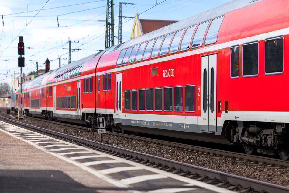 Zwei Jugendliche haben am Sonntag einen Lokführer (45) am Bahnhof Eitorf (Rhein-Sieg-Kreis) vor einen Zug geschubst und anschließend mit Tritten gegen seinen Kopf verletzt. (Symbolbild)