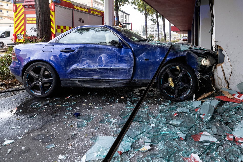 Die 24-Jährige hatte beim Abbiegen die Kontrolle über den Mercedes verloren und war in das Schaufenster gekracht.