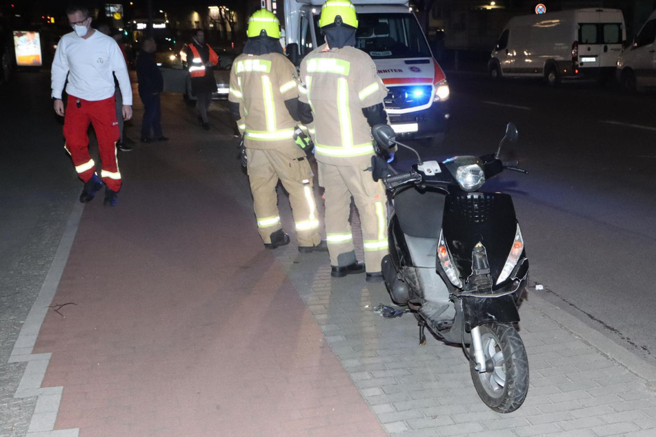 Der Motorrollerfahrer musste nach dem Unfall ins Krankenhaus gebracht werden.