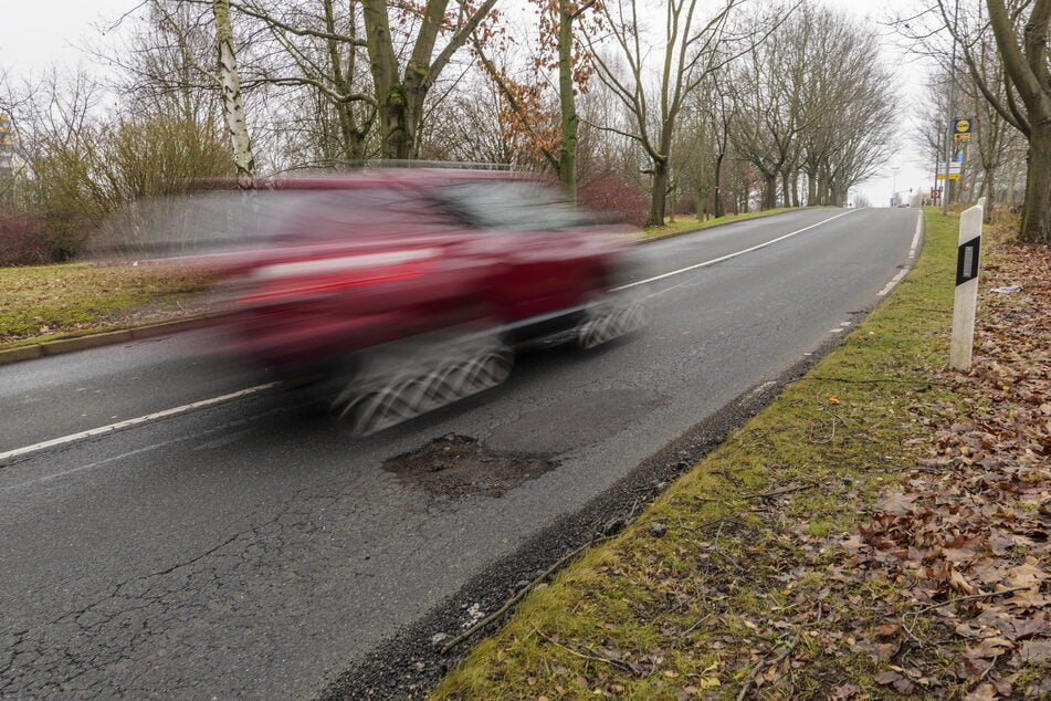 Die Schlaglöcher entstehen durch den Wechsel zwischen Frost und Tauen.