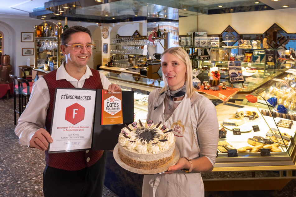Die Café-Inhaber Antje Weber (44, mit Joghurt-Mohn-Torte) und Frank Weber (45) sind stolz auf ihre Auszeichnung.