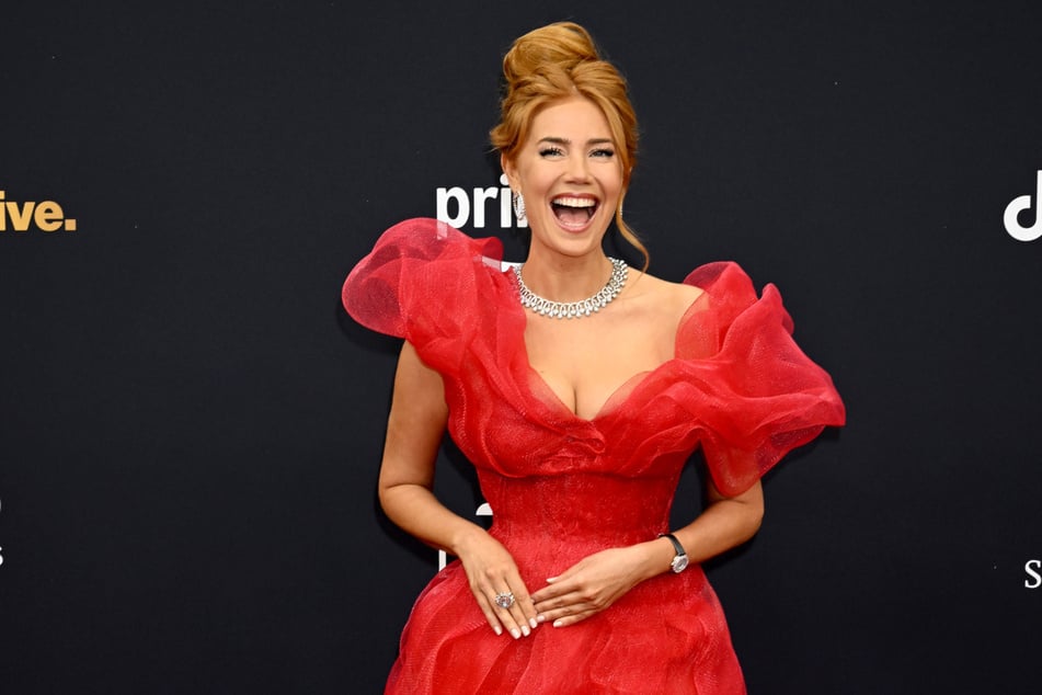 In einem Interview erinnert sich Palina Rojinski (40) an eine witzige Geschichte mit ihrer Oma zurück.