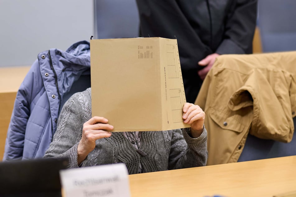 Auch die 80-jährige Großmutter des Kindes ist wegen Beihilfe mitangeklagt.