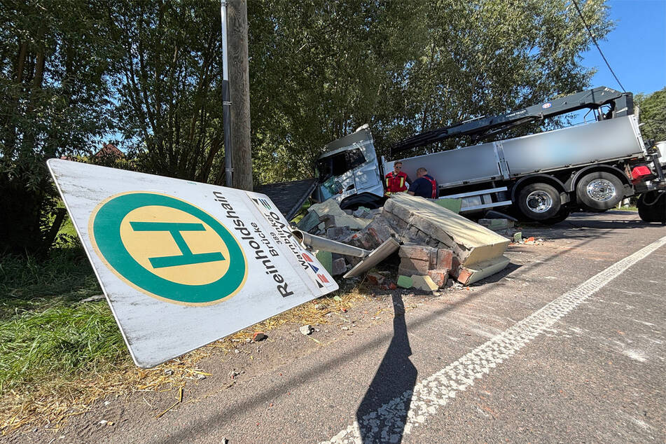 Ein betrunkener Lkw-Fahrer verlor am Freitag in Reinholdshain (Dippoldiswalde) die Kontrolle über sein Fahrzeug ...