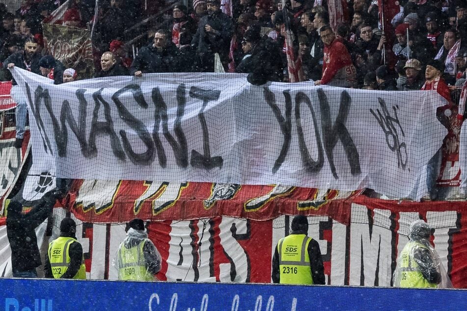 Anhänger der Geißböcke attackierten ihren Coach am vergangenen Wochenende mit einem Banner.