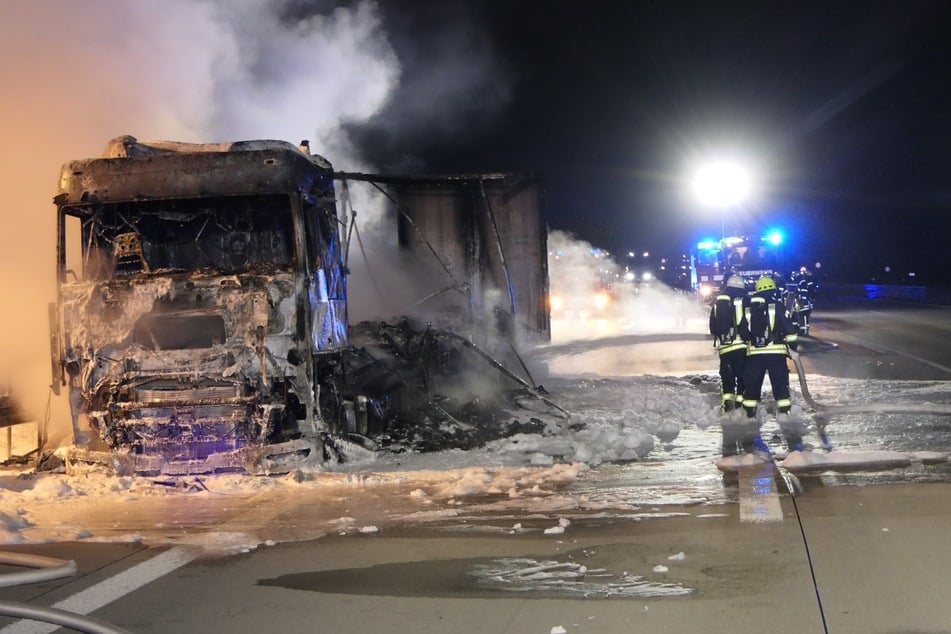 Die Feuerwehr konnte den Brand schnell unter Kontrolle bringen. Der Laster war jedoch nicht mehr zu retten, brannte vollständig aus.