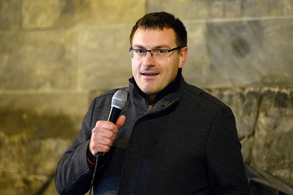 Stefan Hartung (36, "Freie Sachsen") könnte nach der Stichwahl im Juni Oberbürgermeister von Aue sein.