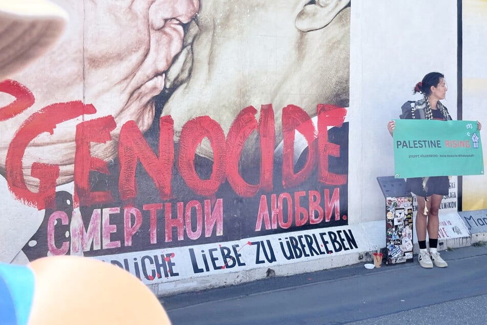 Die Neue Generation protestierte am Freitagnachmittag an der Eastside Gallery in Berlin-Friedrichshain.