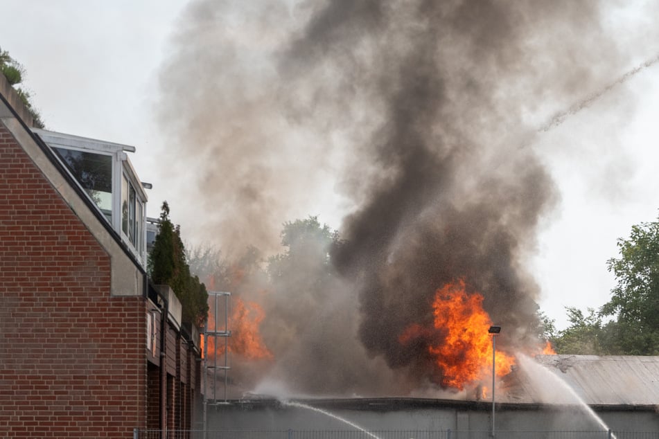 Brandstiftung? Großfeuer legt alte Druckerei in Schutt und Asche