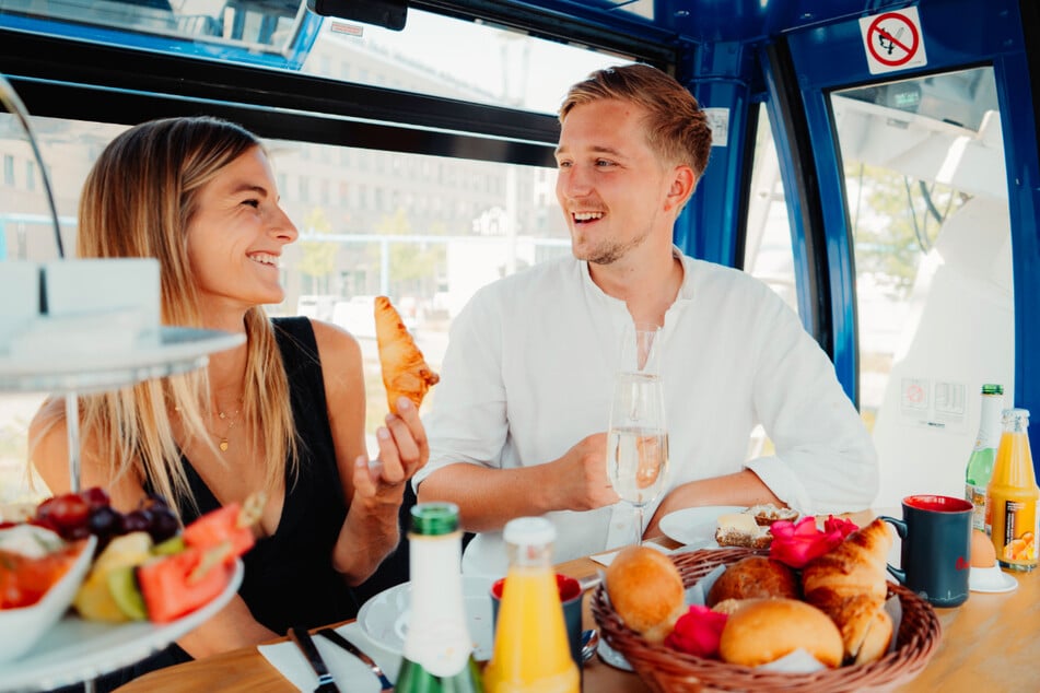 Auch Frühstück oder Abendessen können für exklusive einstündige Sonderfahrten auf dem Postplatz gebucht werden.