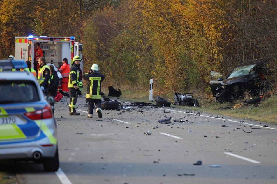 Trümmerteile der Autos verteilten sich über die Fahrbahn der B13 bei Oberdachstetten.